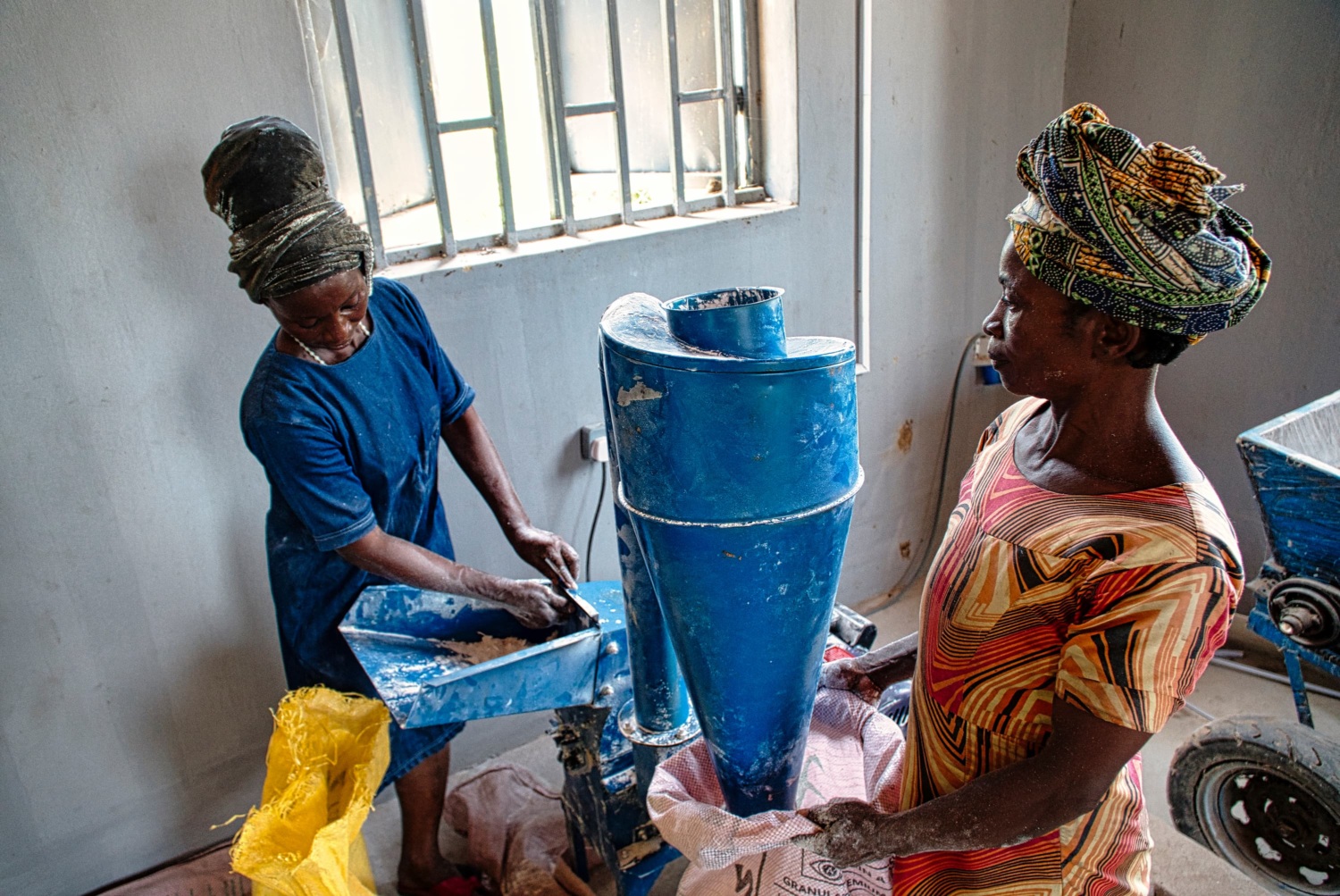 Women milling grain using a solar mill
